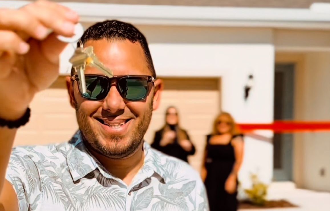Victor Rivera celebrando un cierre con compradores
